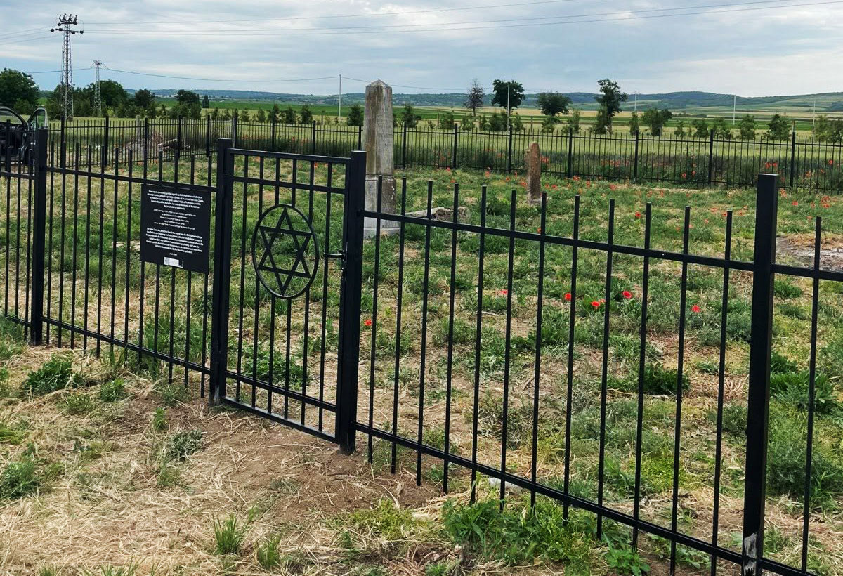 ESJF fences Jewish cemetery in Manđelos, Serbia
