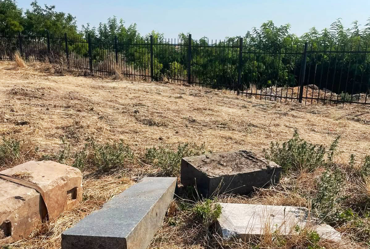 The ESJF has fenced the Čurug Jewish cemetery in Serbia