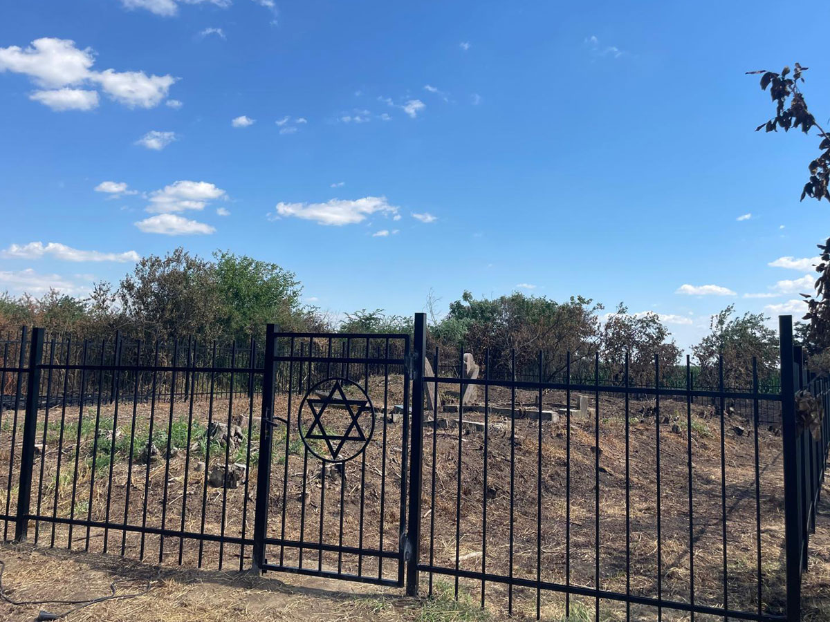 Calma-Jewish-Cemetery-fenced-esjf-1