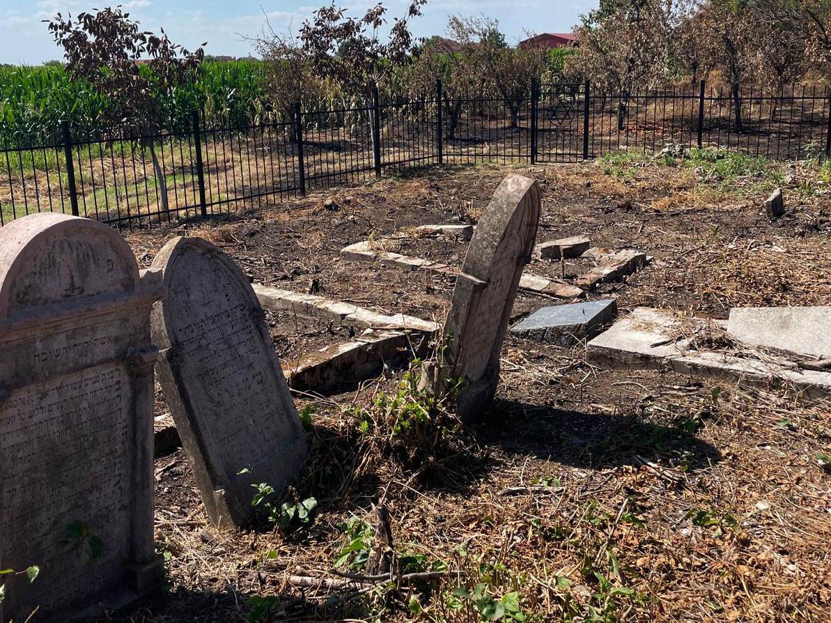 Calma-Jewish-Cemetery-fenced-esjf-3