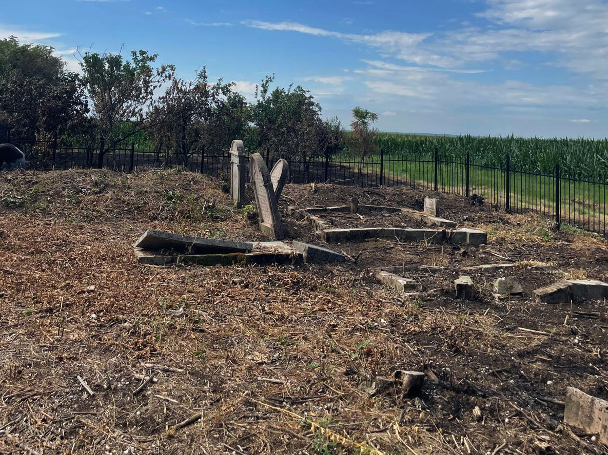 Calma-Jewish-Cemetery-fenced-esjf-5