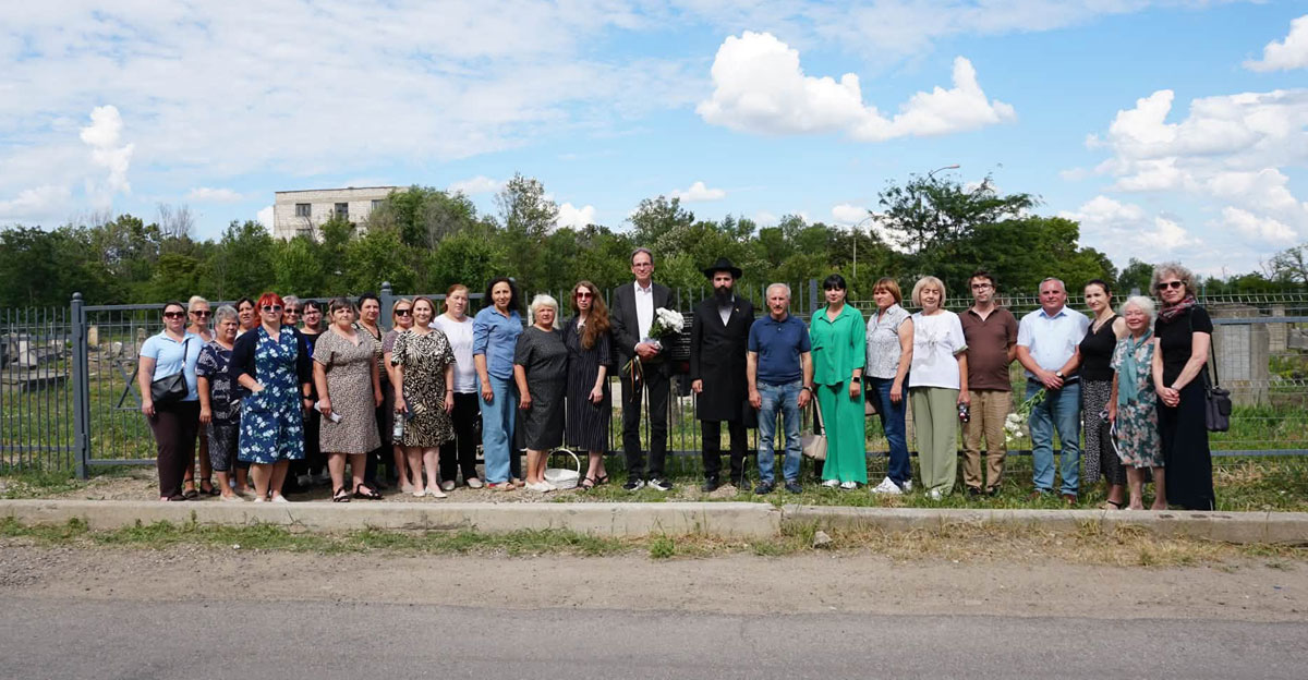 The rededication ceremony took place at the Jewish cemetery in Mărculești, Moldova, which was previously fenced by ESJF