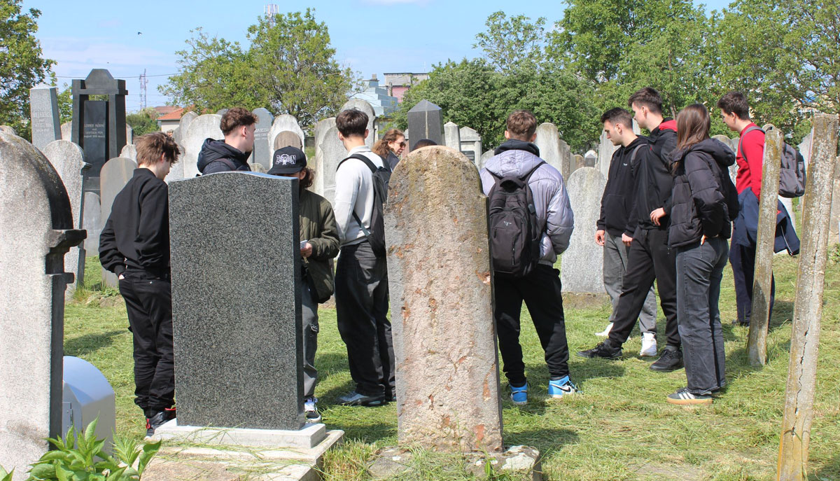 Two Jewish cemeteries were visited during a single guided tour by participants of the ESJF educational program in Satu Mare, Romania