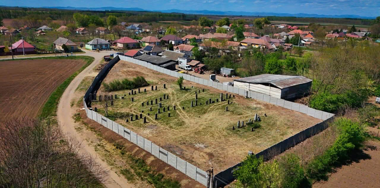 ESJF has fenced the Jewish cemetery in Buj, Hungary