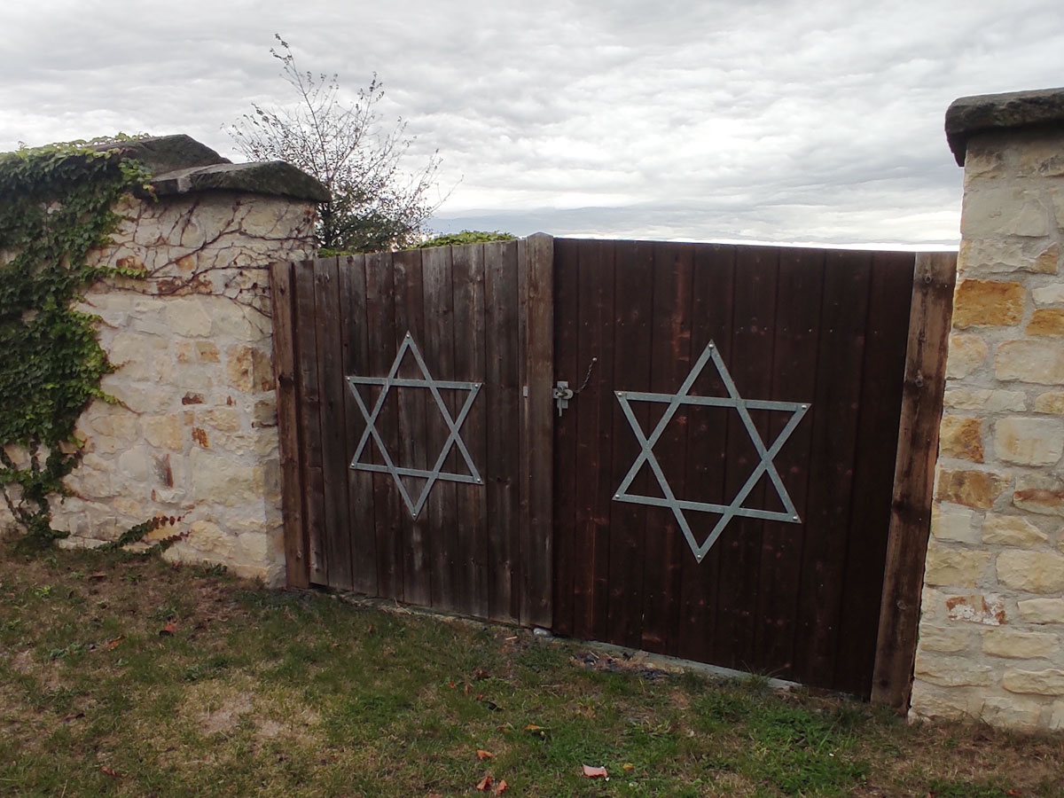 Hrivcice-Jewish-Cemetery-up-1