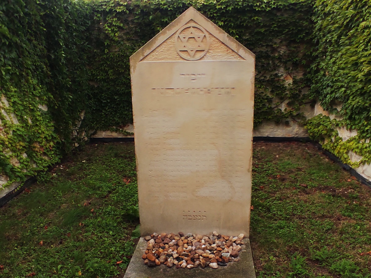 Hrivcice-Jewish-Cemetery-up-4
