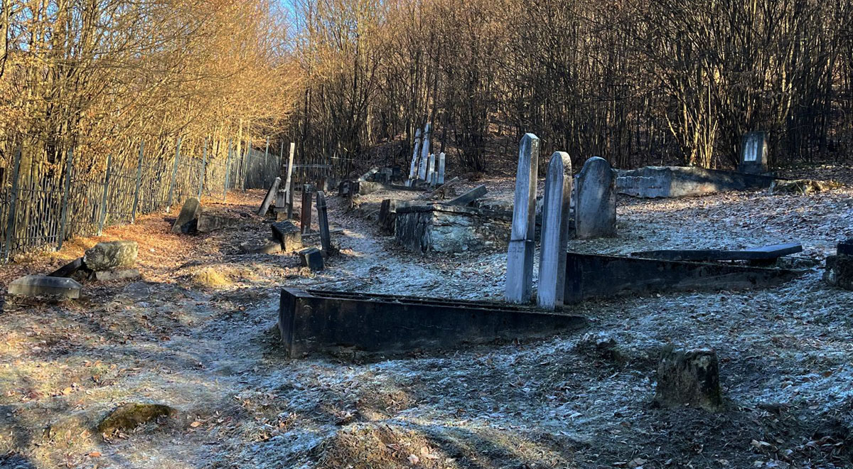The ESJF has fenced the Jewish cemetery in Dobšiná, in the Košice region of Slovakia