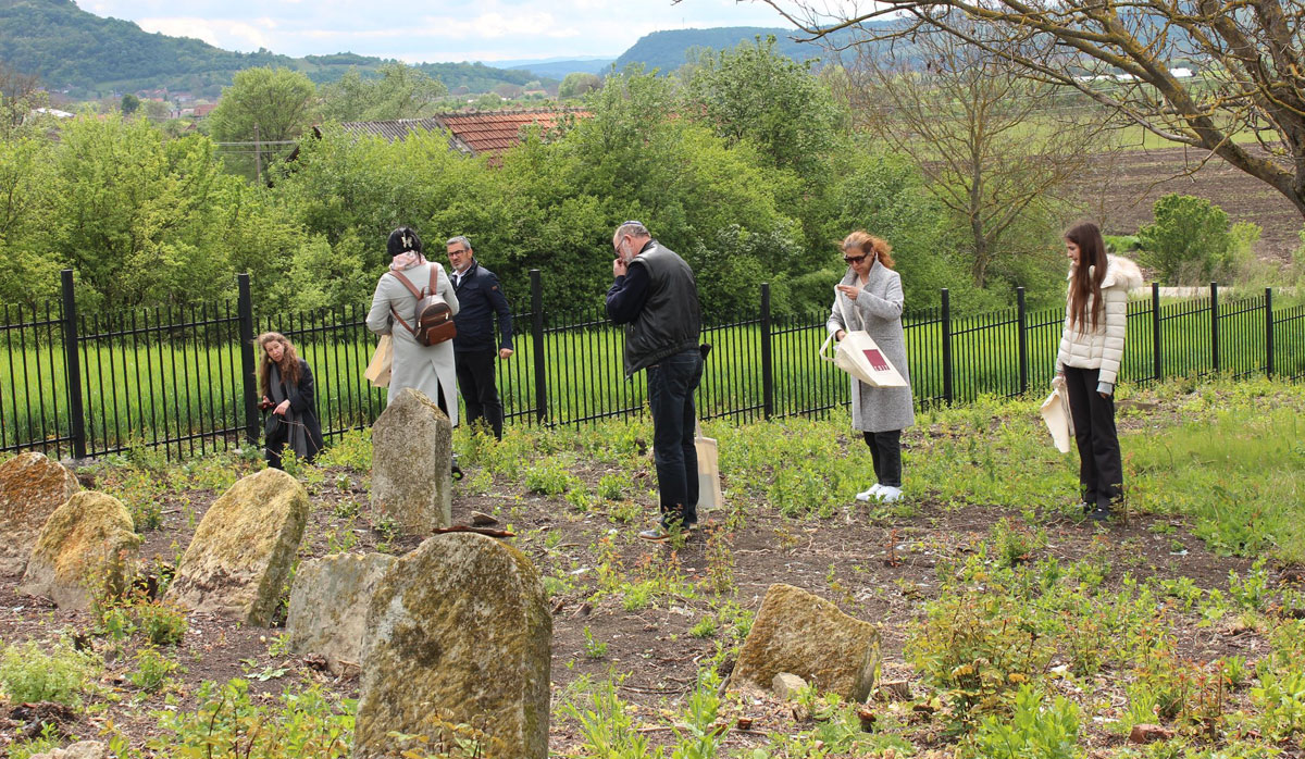 In May, an educational visit to the Jewish cemetery in Giurtelecu Șimleului, Romania, took place following the completion of the fencing project at the site