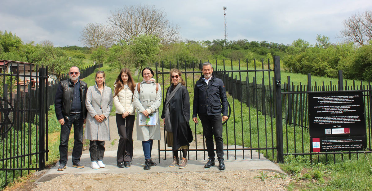 In May, an educational visit to the Jewish cemetery in Giurtelecu Șimleului, Romania, took place following the completion of the fencing project at the site