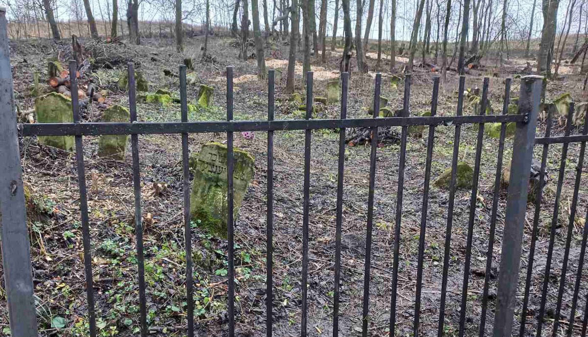 The fencing of the Jewish cemetery in Kosohirka, Ukraine, has been completed