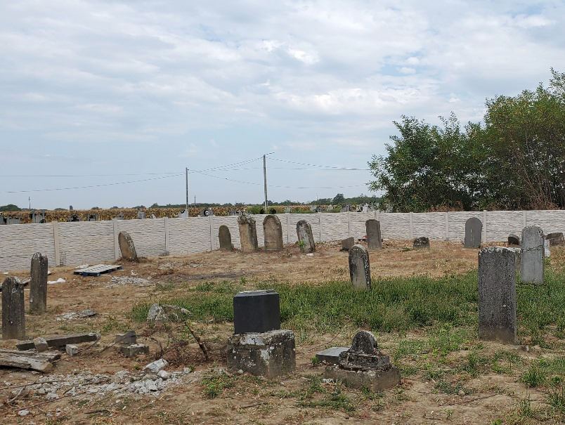 Mediesu-Aurit-Jewish-Cemetery-fenced-3