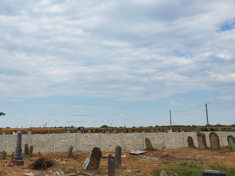 Mediesu-Aurit-Jewish-Cemetery-fenced-5