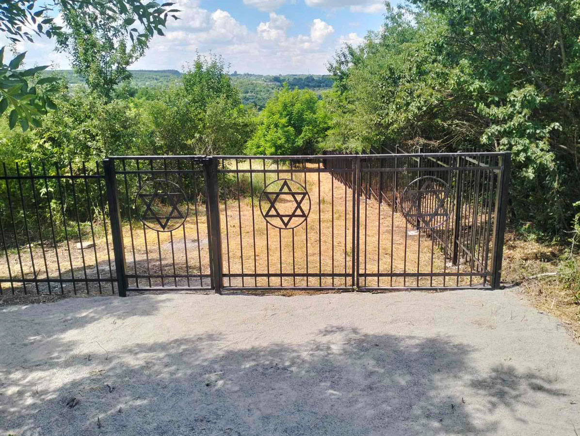 Orynyn-New-Jewish-Cemetery-fenced-esjf-1