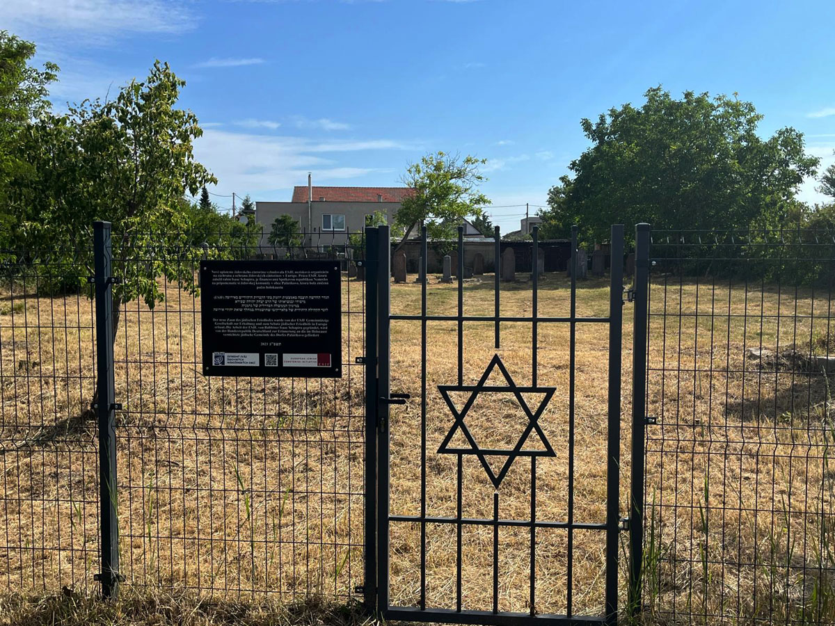 Palarikovo-Jewish-Cemetery-fenced-esjf-1