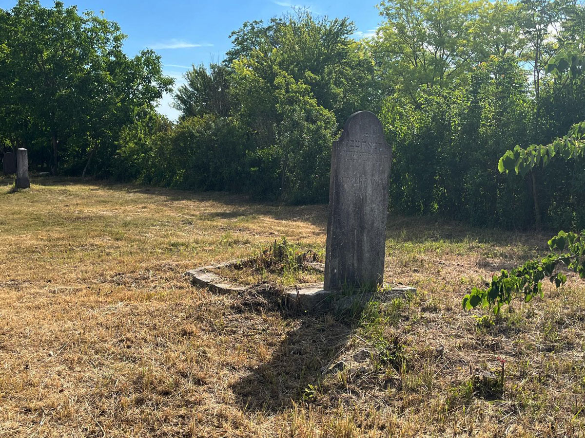 Palarikovo-Jewish-Cemetery-fenced-esjf-5
