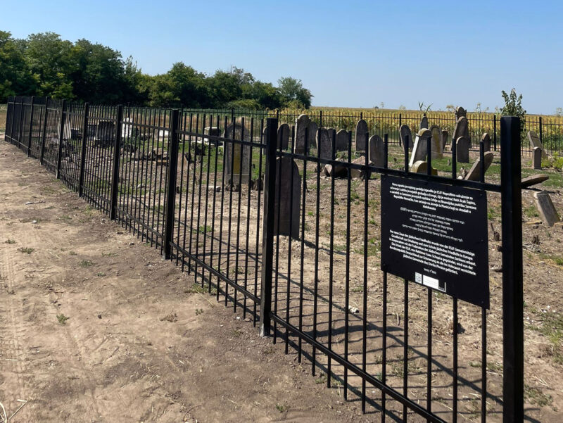 The ESJF completed the installation of a fence around the Jewish cemetery in Pivnice