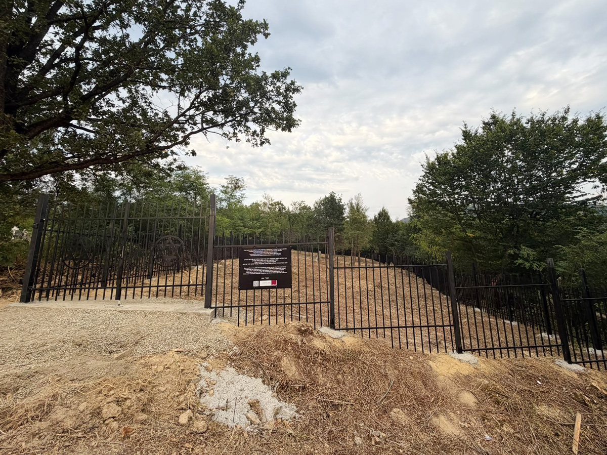 Poiana-Blenchi-Jewish-Cemetery-fenced-2