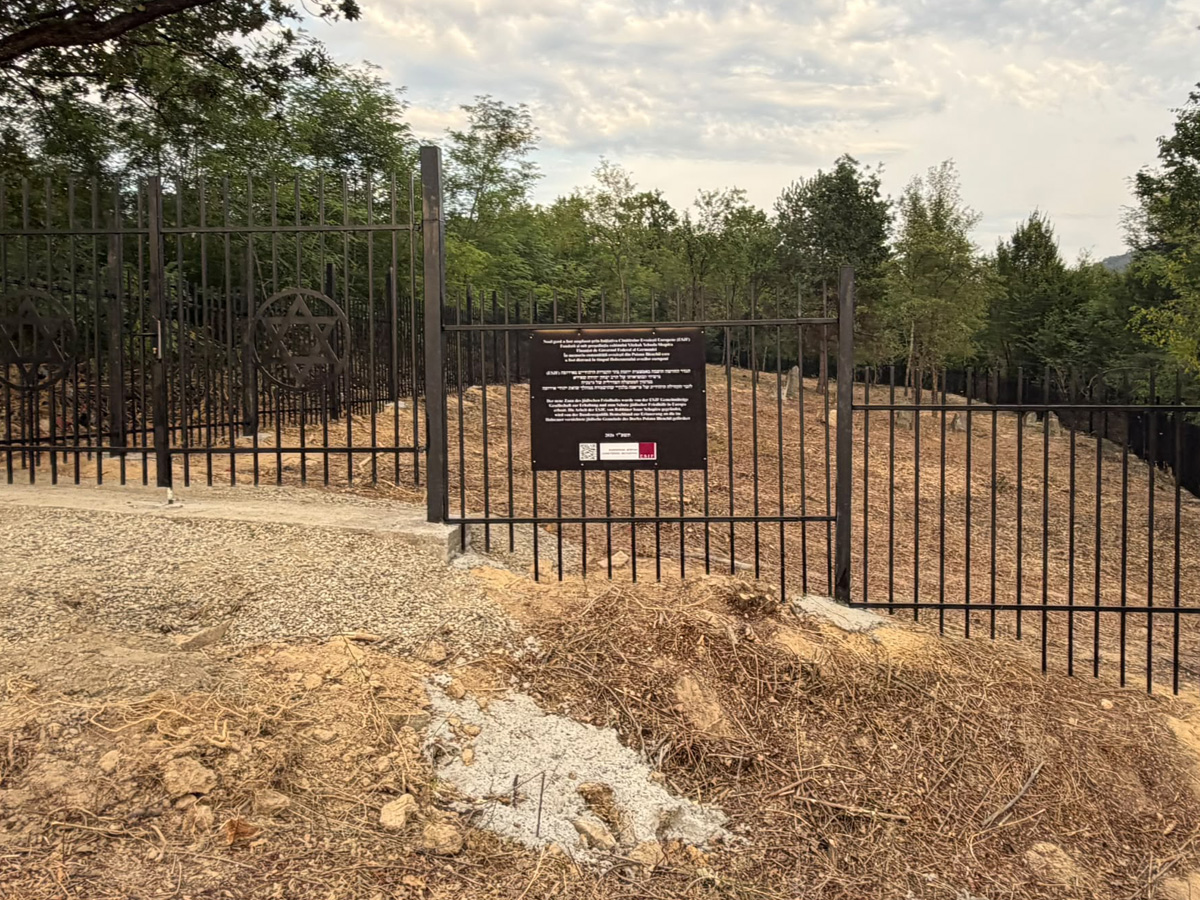 Poiana-Blenchi-Jewish-Cemetery-fenced-3