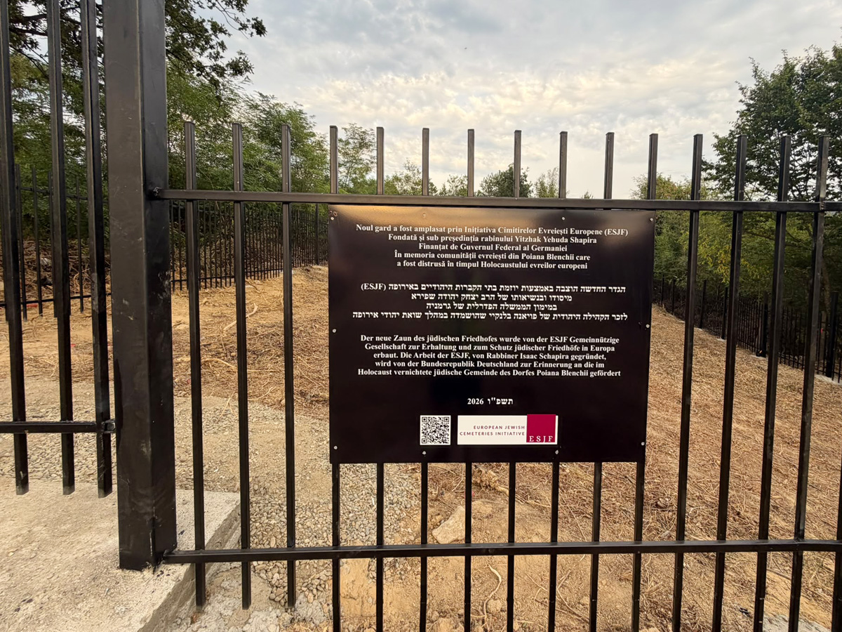 Poiana-Blenchi-Jewish-Cemetery-fenced-4
