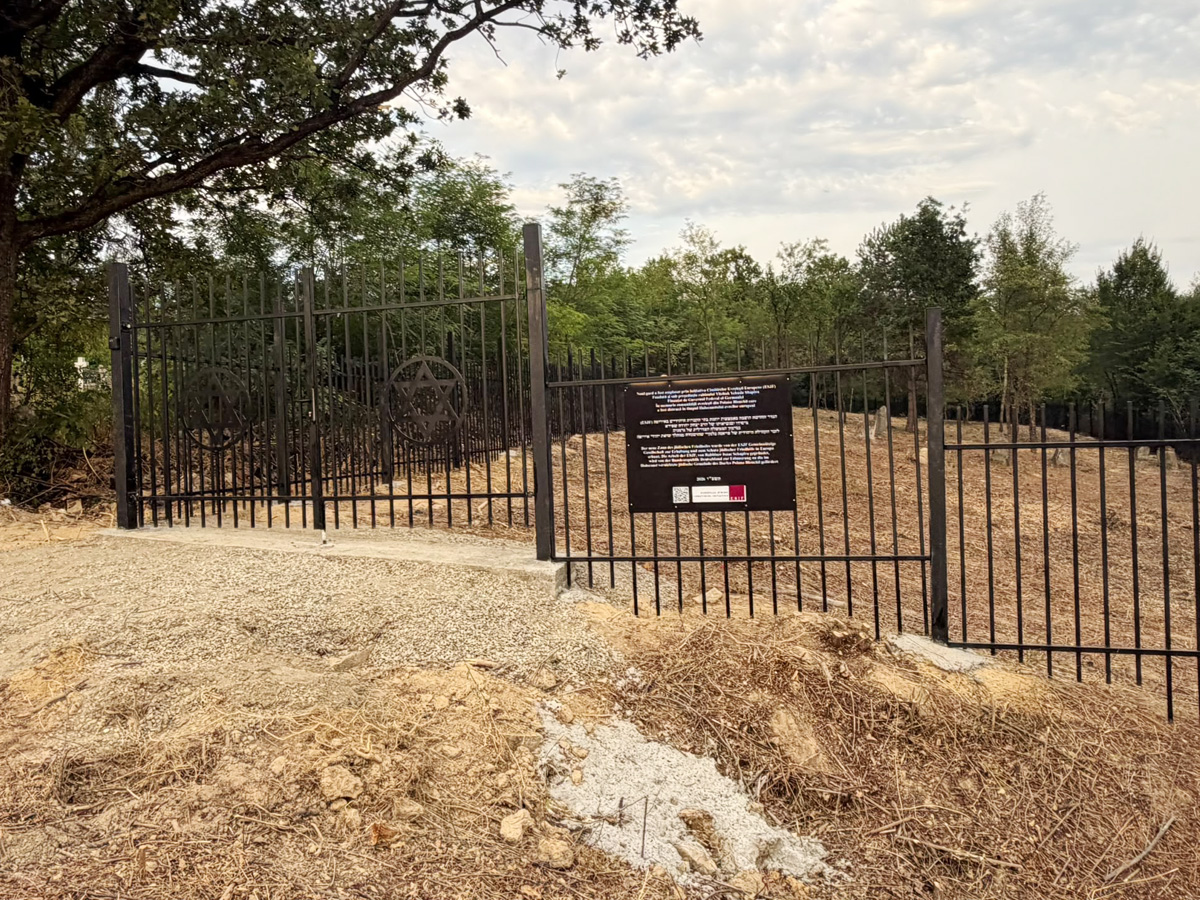 Poiana-Blenchi-Jewish-Cemetery-fenced-7