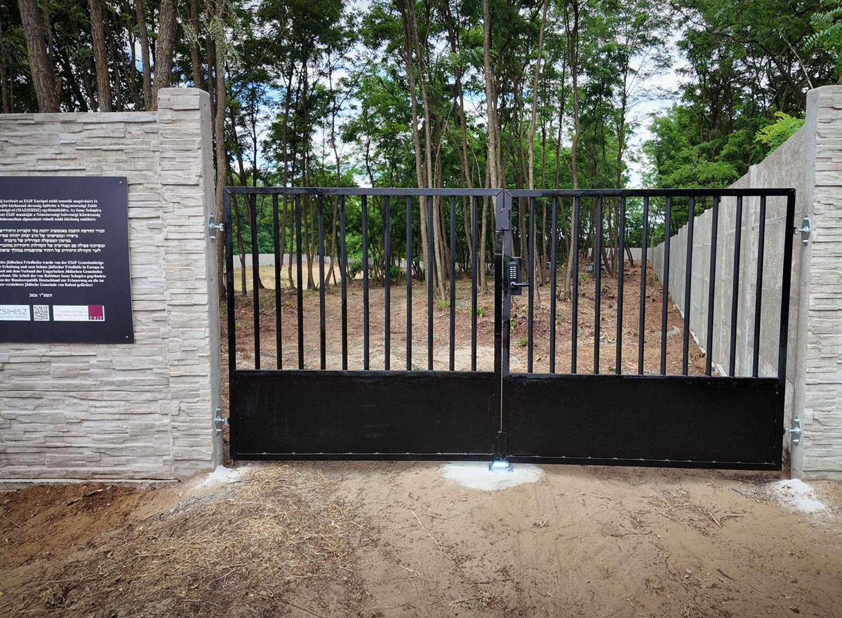 Rohod-Jewish-Cemetery-fenced-esjf-2
