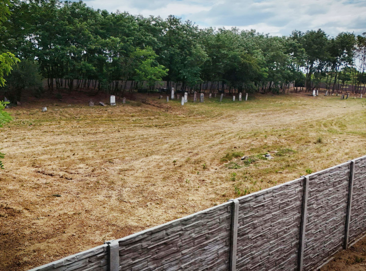 Rohod-Jewish-Cemetery-fenced-esjf-5