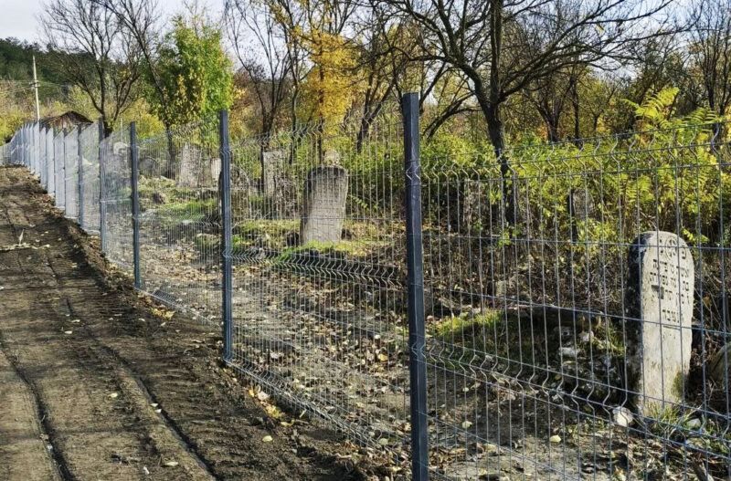 The ESJF has fenced the second Jewish cemetery in Rașcov, Moldova!