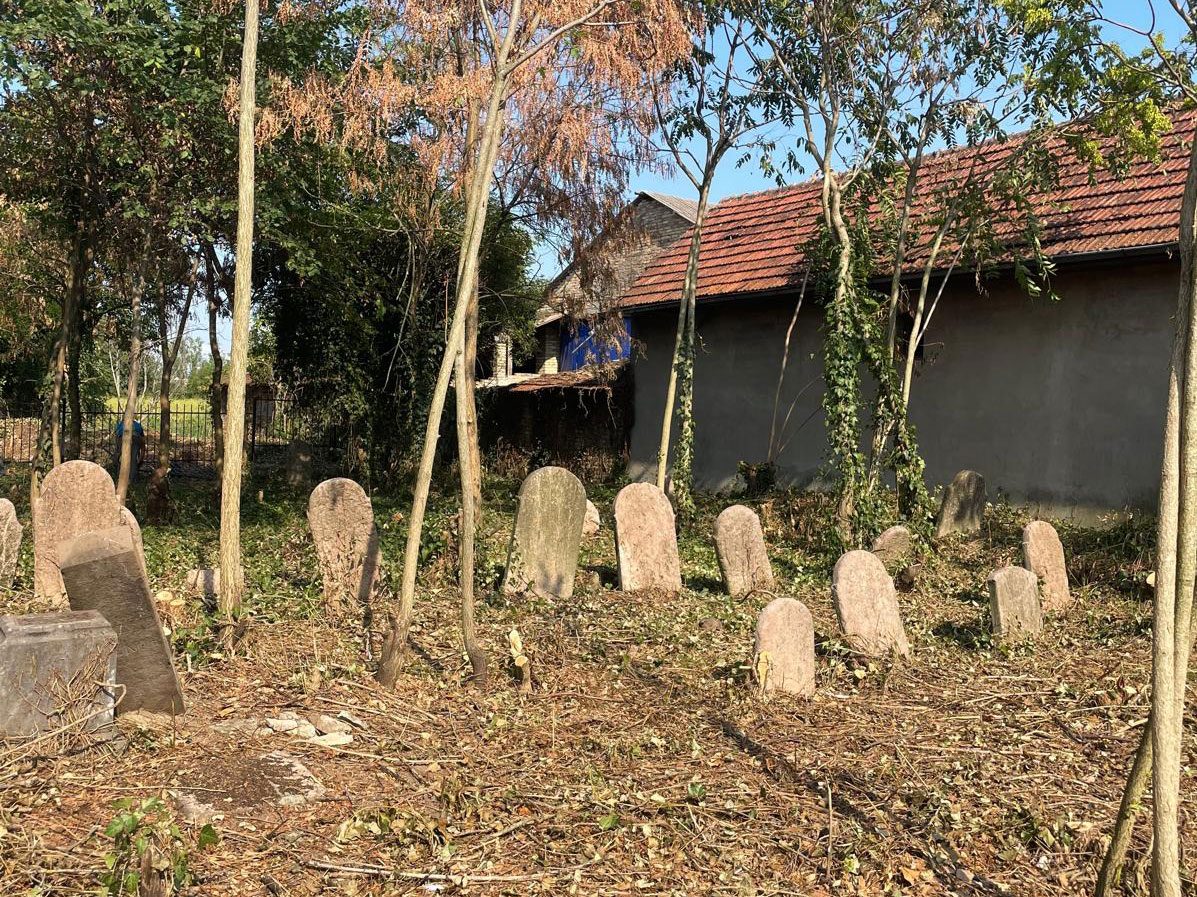 The fencing project at the Selenča Jewish cemetery in Serbia is complete