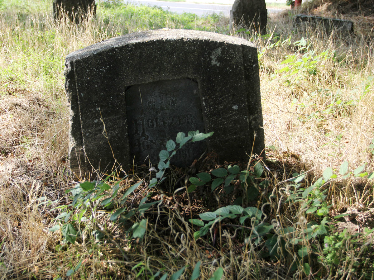 Szabadbattyan-Jewish-Cemetery-4