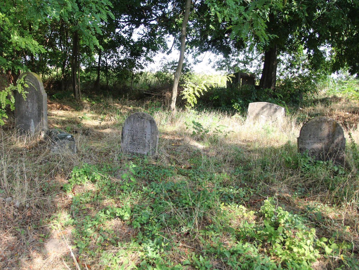 Szabadbattyan-Jewish-Cemetery-6