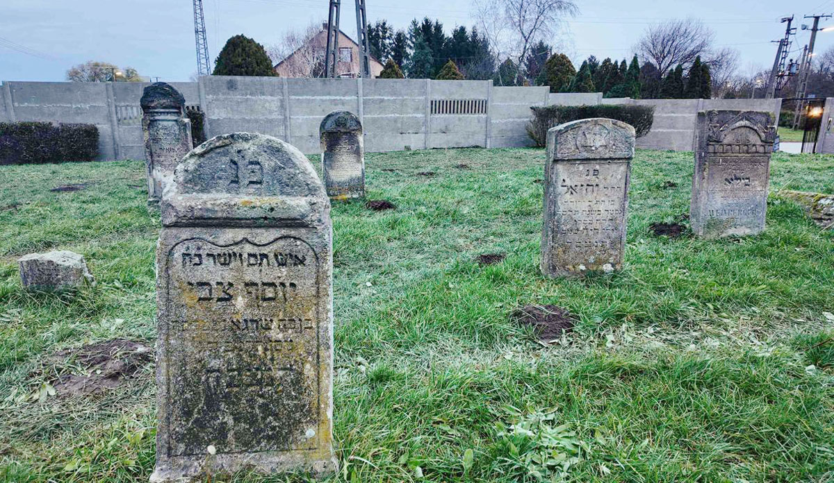 The ESJF has fenced the Jewish cemetery in Sényő, Hungary